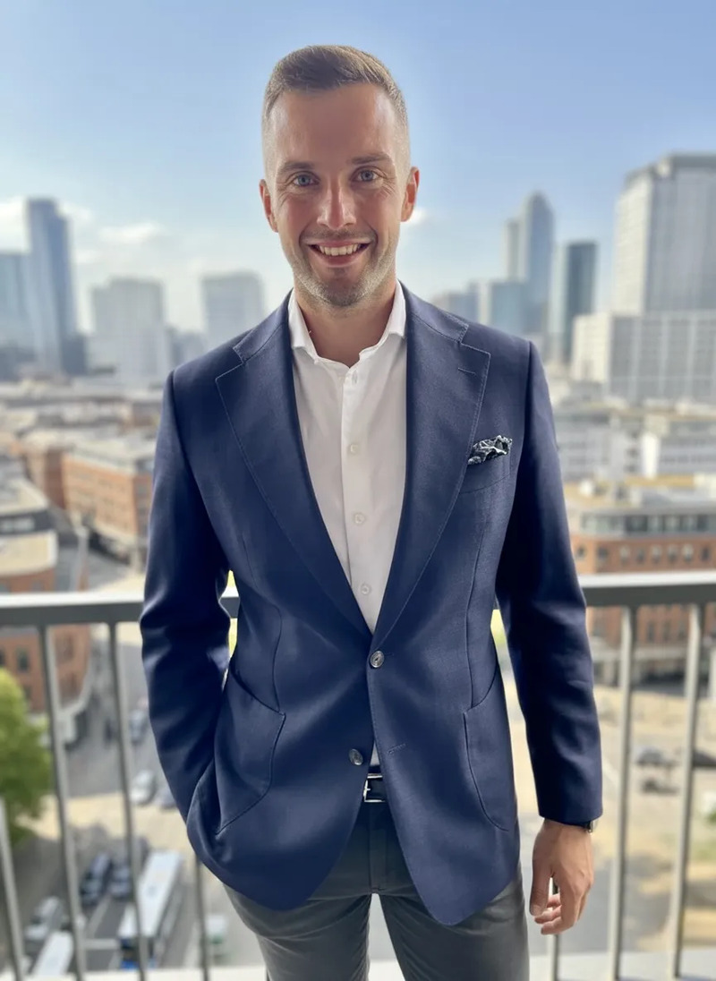 Portret Mateusza Piszczka, agenta nieruchomości.